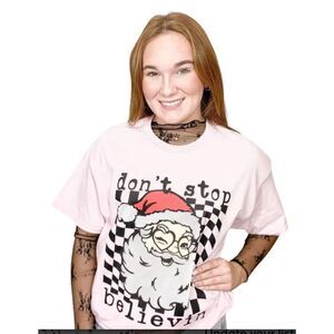 WOMEN'S DONT STOP BELIEVIN' SANTA TEE PINK